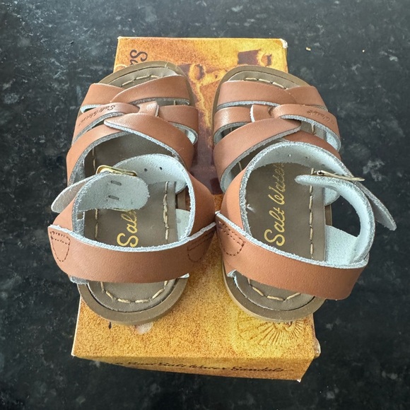 NWT Brown Leather Sandals with Crisscross Design - Picture 3 of 6